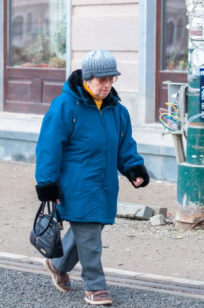 Timisoara Rumania Enero 2015 Mujer Caminando Por Calle Gente Real — Foto de Stock