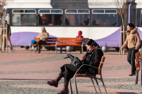 Timisoara Rumania Marzo 2016 Mujer Sentada Banco Calle Gente Real — Foto de Stock
