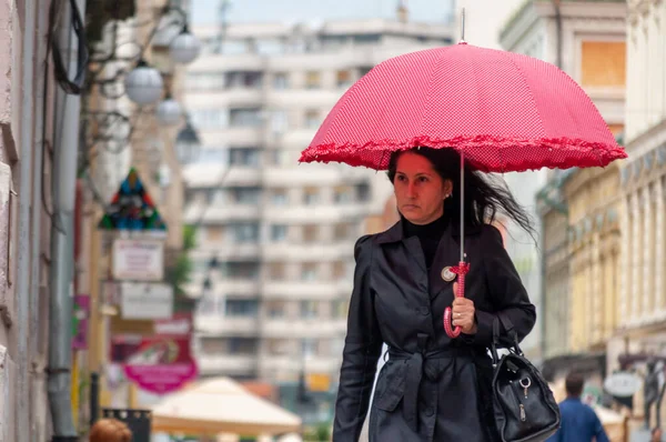 Timisoara Rumania Mayo 2016 Mujer Con Paraguas Caminando Por Calle — Foto de Stock