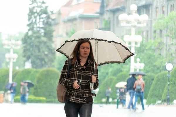 Тимишоара Румыния Мая 2016 Года Женщина Зонтиком Ходит Улице Реальные — стоковое фото