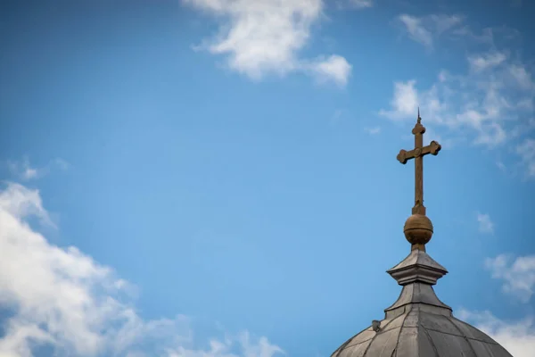 Över Kyrka Tak Mot Den Blå Himlen Bakgrunden — Stockfoto