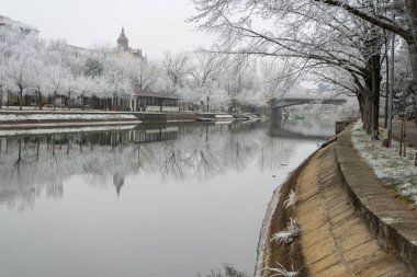 Kışın Bega nehrinin manzarası