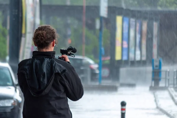 Человек Камерой Снимает Дождь Вид Сзади — стоковое фото