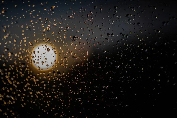 Regendruppels Een Raam Zonsondergang Achtergrond — Stockfoto