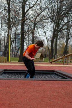 Timisoara, Romanya - 16 Şubat 2013: Parkta trambolinde zıplayan çocuklar. Gerçek insanlar..