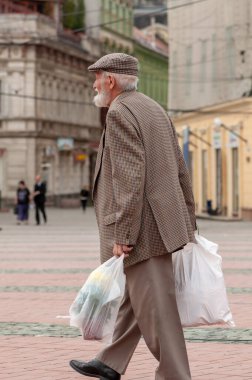 Timisoara, Romanya - 07 Mayıs 2015: Sokaklarda yürüyen adam. Gerçek insanlar..