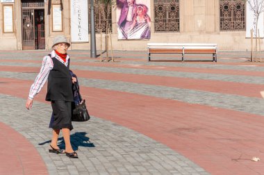 Timisoara, Romanya - 05 Eylül 2016: Sokakta yürüyen kadın. Gerçek insanlar..
