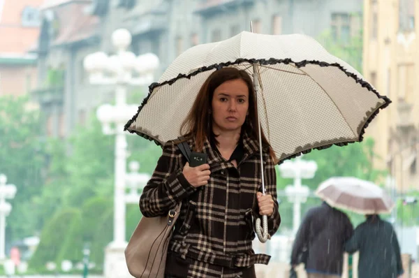 Timisoara Rumania Mayo 2016 Mujer Con Paraguas Caminando Por Calle — Foto de Stock