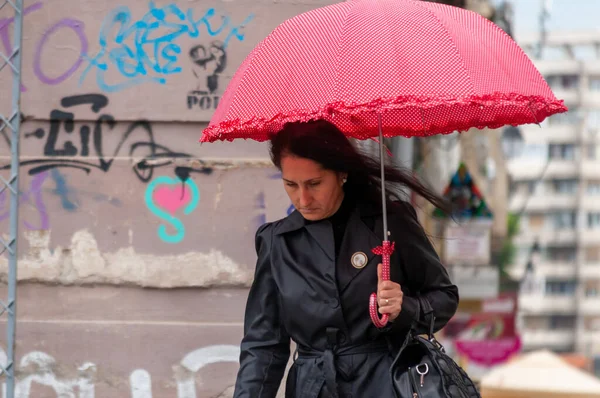 Timisoara Rumania Mayo 2016 Mujer Con Paraguas Caminando Por Calle — Foto de Stock