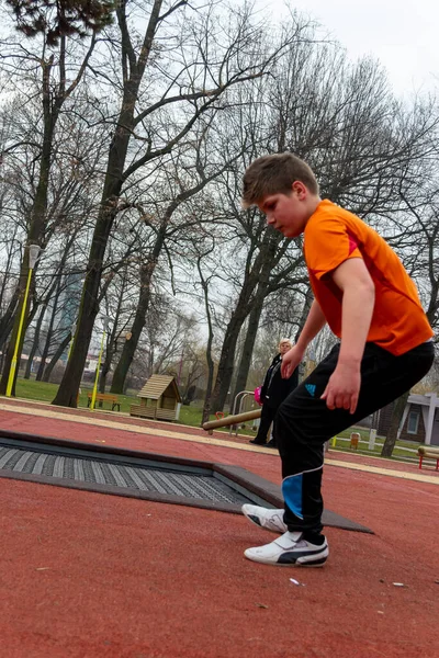 Timisoara Rumania Febrero 2013 Niños Saltando Trampolín Parque Gente Real — Foto de Stock