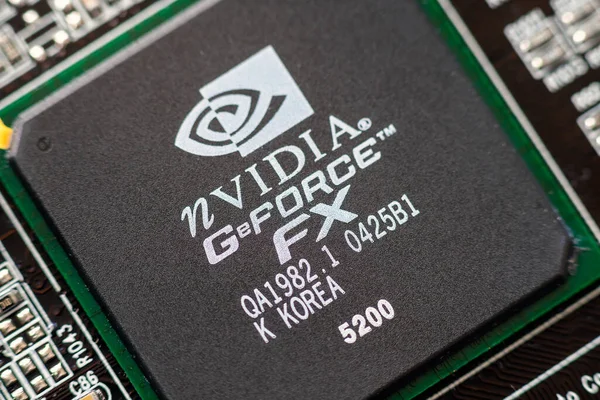 Timisoara, Romanya - 30 Mart 2020: Bir NVIDIA GeForce FX 5200 grafik işlemcisine yakın plan. Elektronik bileşenler