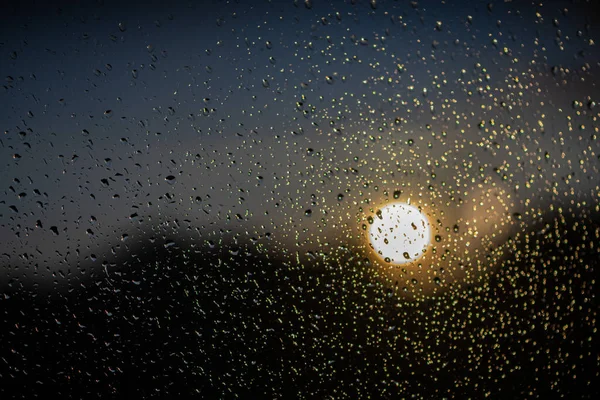 Gotas Chuva Uma Janela Pôr Sol Fundo — Fotografia de Stock