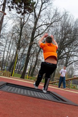 Timisoara, Romanya - 16 Şubat 2013: Parkta trambolinde zıplayan çocuklar. Gerçek insanlar..