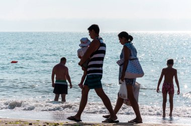 2 Mai, Romanya - 13 Temmuz 2017: İnsanlar sahilde yürüyor. Gerçek insanlar..