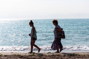 2 Mai, Romanya - 13 Temmuz 2017: İnsanlar sahilde yürüyor. Gerçek insanlar..