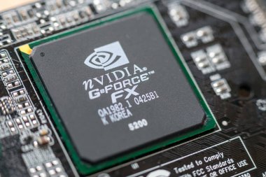 Timisoara, Romanya - 30 Mart 2020: Bir NVIDIA GeForce FX 5200 grafik işlemcisine yakın plan. Elektronik bileşenler