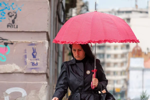 Timisoara Rumania Mayo 2016 Mujer Con Paraguas Caminando Por Calle — Foto de Stock