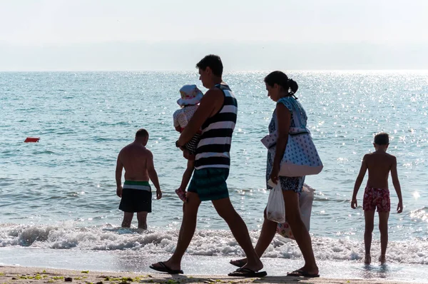 Mai Румунія Липня 2017 Люди Йдуть Пляжу Справжні Люди — стокове фото