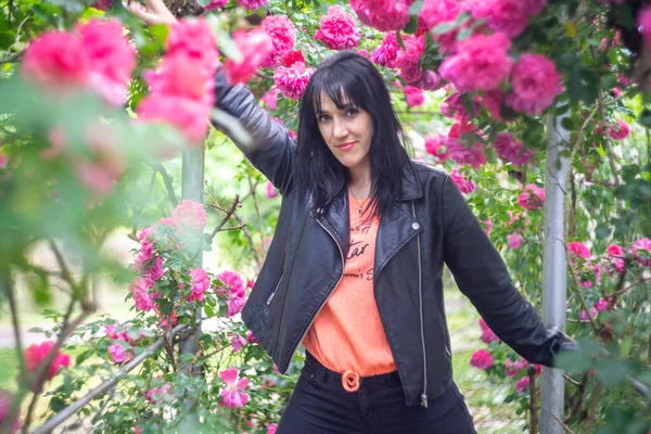 Retrato Una Chica Sentada Entre Rosas — Foto de Stock