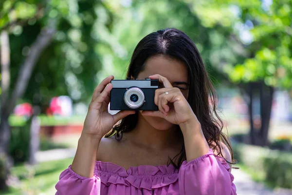 Žena Růžových Šatech Fotografování Retro Filmovou Kamerou Parku — Stock fotografie