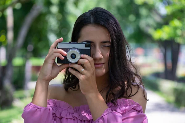 Pembe Elbiseli Bir Kadın Parkta Eski Model Bir Kamerayla Fotoğraf — Stok fotoğraf