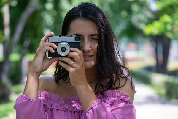 Pembe Elbiseli Bir Kadın Parkta Eski Model Bir Kamerayla Fotoğraf — Stok fotoğraf