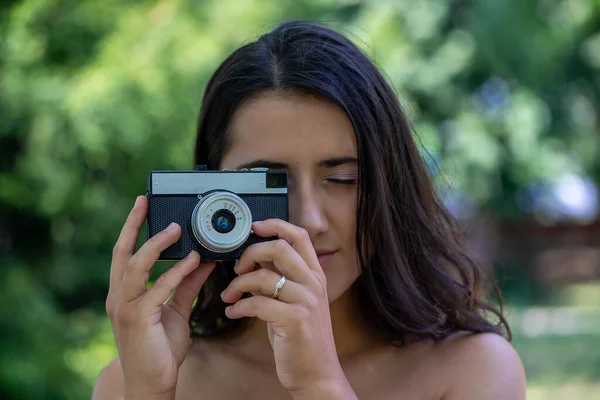 Frau Rosa Kleid Fotografiert Mit Vintage Filmkamera Einem Park — Stockfoto