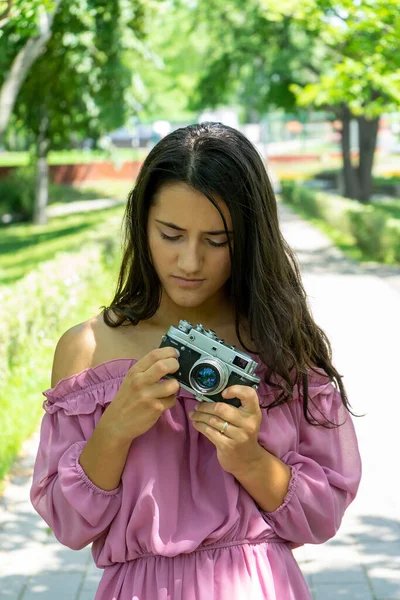 Vrouw Een Roze Jurk Fotograferen Met Een Vintage Film Camera — Stockfoto