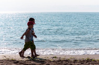 2 Mai, Romanya - 13 Temmuz 2017: İnsanlar sahilde yürüyor. Gerçek insanlar..