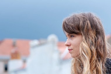 Timisoara, Romanya - 25 Temmuz 2017: Sokaktaki bir kadının portresi. Gerçek insanlar..