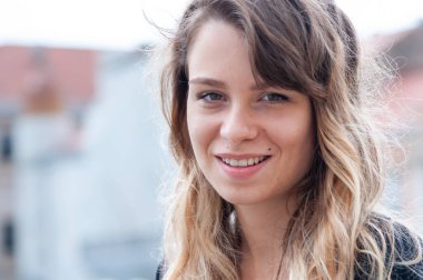 Timisoara, Romanya - 25 Temmuz 2017: Sokaktaki bir kadının portresi. Gerçek insanlar..