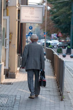 Timisoara, Romanya - 22 Eylül 2018: Sokaklarda yürüyen adam. Gerçek insanlar..