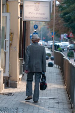 Timisoara, Romanya - 22 Eylül 2018: Sokaklarda yürüyen adam. Gerçek insanlar..