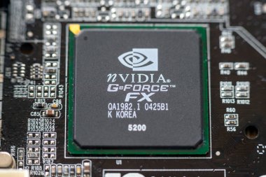 Timisoara, Romanya - 30 Mart 2020: Bir NVIDIA GeForce FX 5200 grafik işlemcisine yakın plan. Elektronik bileşenler