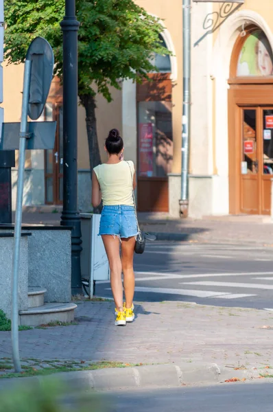 Bistrita Rumania Septiembre 2018 Mujer Caminando Por Calle Gente Real — Foto de Stock