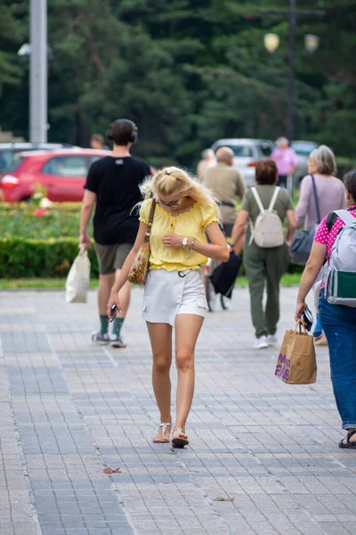 Timisoara Rumunia Lipca 2021 Kobieta Spacerująca Ulicą Prawdziwi Ludzie — Zdjęcie stockowe