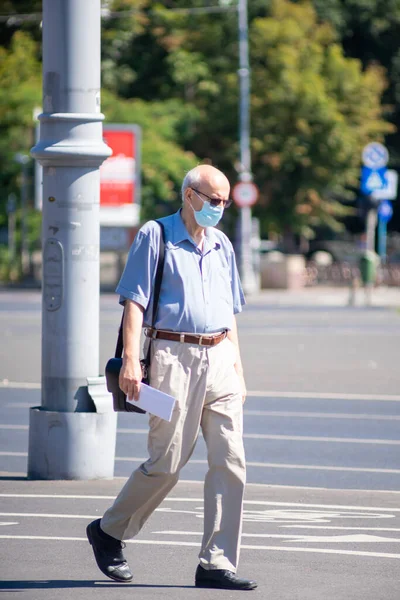 Bucarest Rumania Agosto 2021 Hombre Con Una Máscara Facial Caminando — Foto de Stock