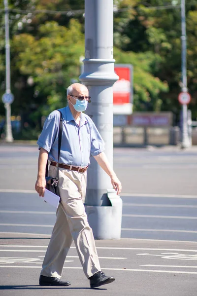 Βουκουρέστι Ρουμανία Αυγούστου 2021 Άνδρας Μάσκα Προσώπου Που Περπατάει Στο Εικόνα Αρχείου