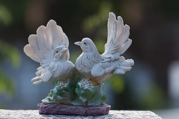 Palomas vigilando una lápida — Foto de Stock