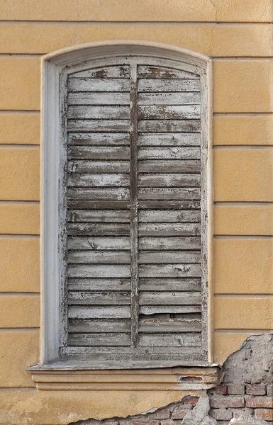 Parede e janela velhas resistidas — Fotografia de Stock