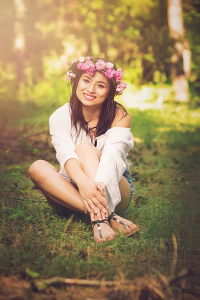 Beautiful young woman in boho styled outfit outdoors in nature in summer — Stock Photo, Image