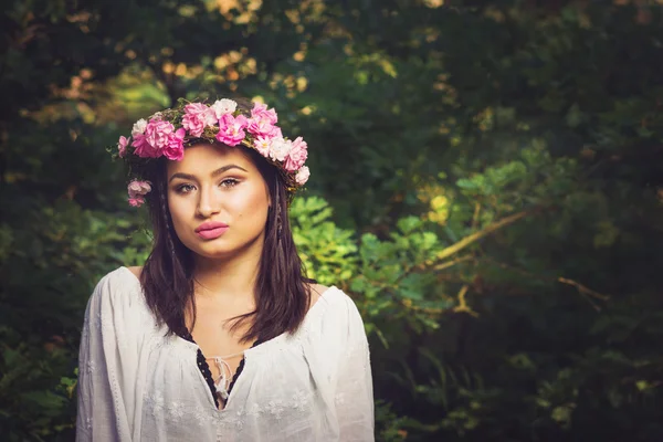 Splendida giovane donna in camicetta bianca boho con rosa rose testa corona — Foto Stock