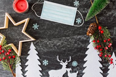 Ameliyat maskesi ve süslemeleri olan koyu gri karatahta konsepti. Boşluğu kopyala. 