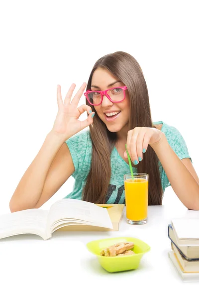 Carino ragazza adolescente si sente bene con libro apprendimento per la scuola — Foto Stock