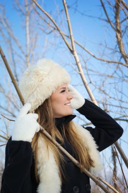 Sevimli genç kadın Kışın açık havada. Hiçbir rötuş