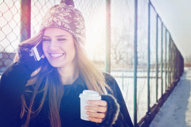Paket servisi olan restoran kahve konuşmak smartphone ile mutlu genç kız
