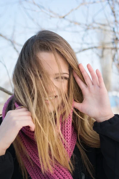 Sevimli genç bir kadın açık havada kış rüzgar. Hiçbir rötuş — Stok fotoğraf