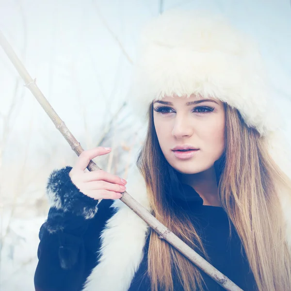 Mulher loira jovem bonita com chapéu de pele no inverno — Fotografia de Stock