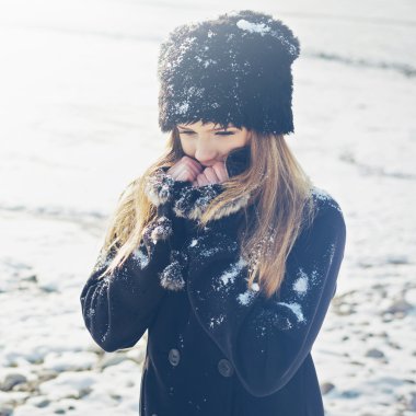 Kışın açık havada güzel sarışın genç kadın