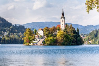 Göl çevresinde Bled Slovenya